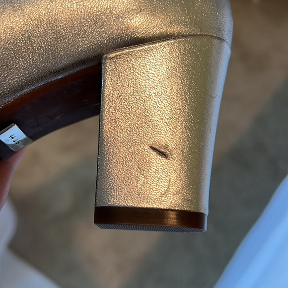 Comfortable silver worth shoes, size 6. - Picture 7 of 7